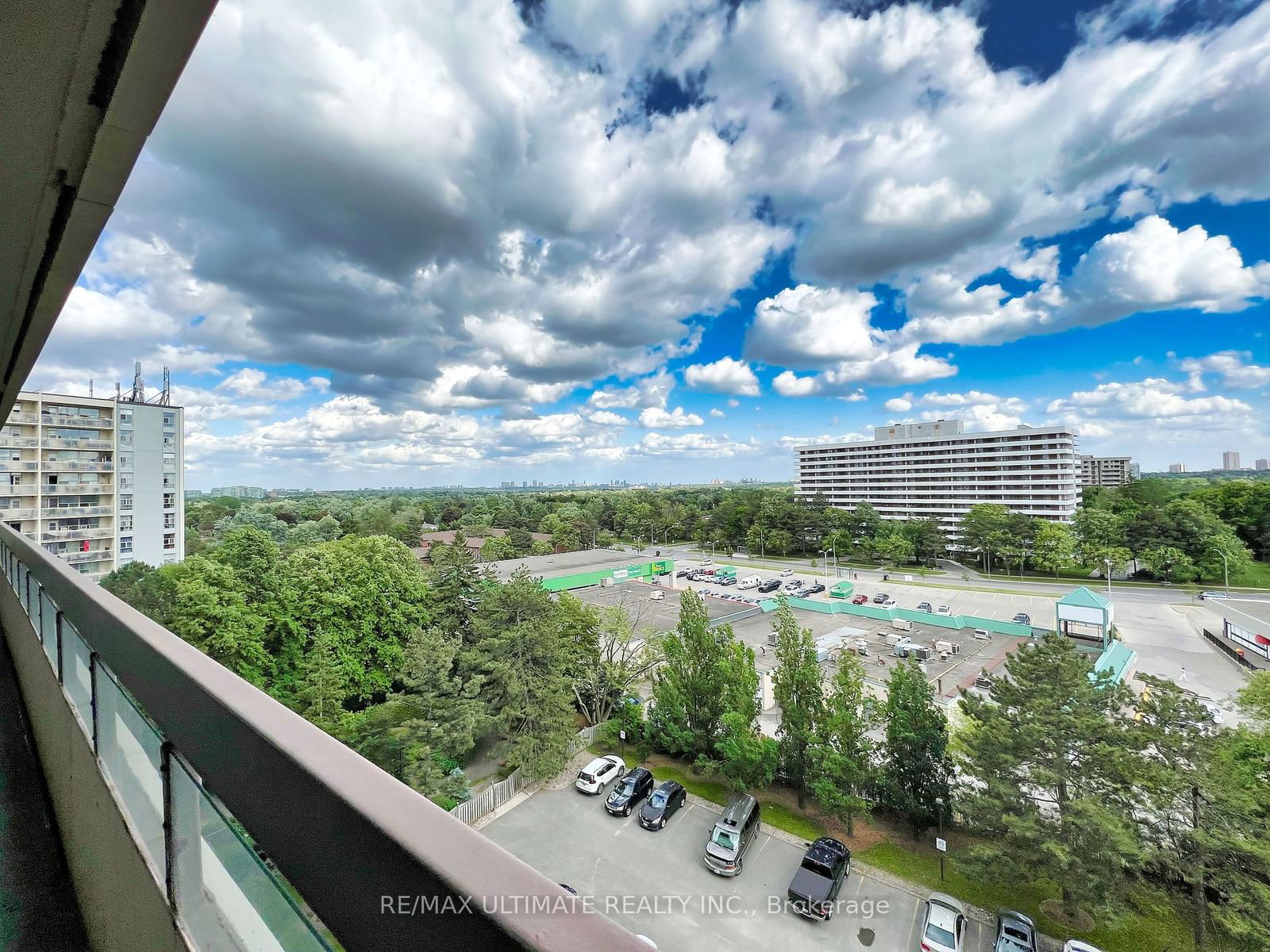 8111 Yonge St, unit 912 for sale