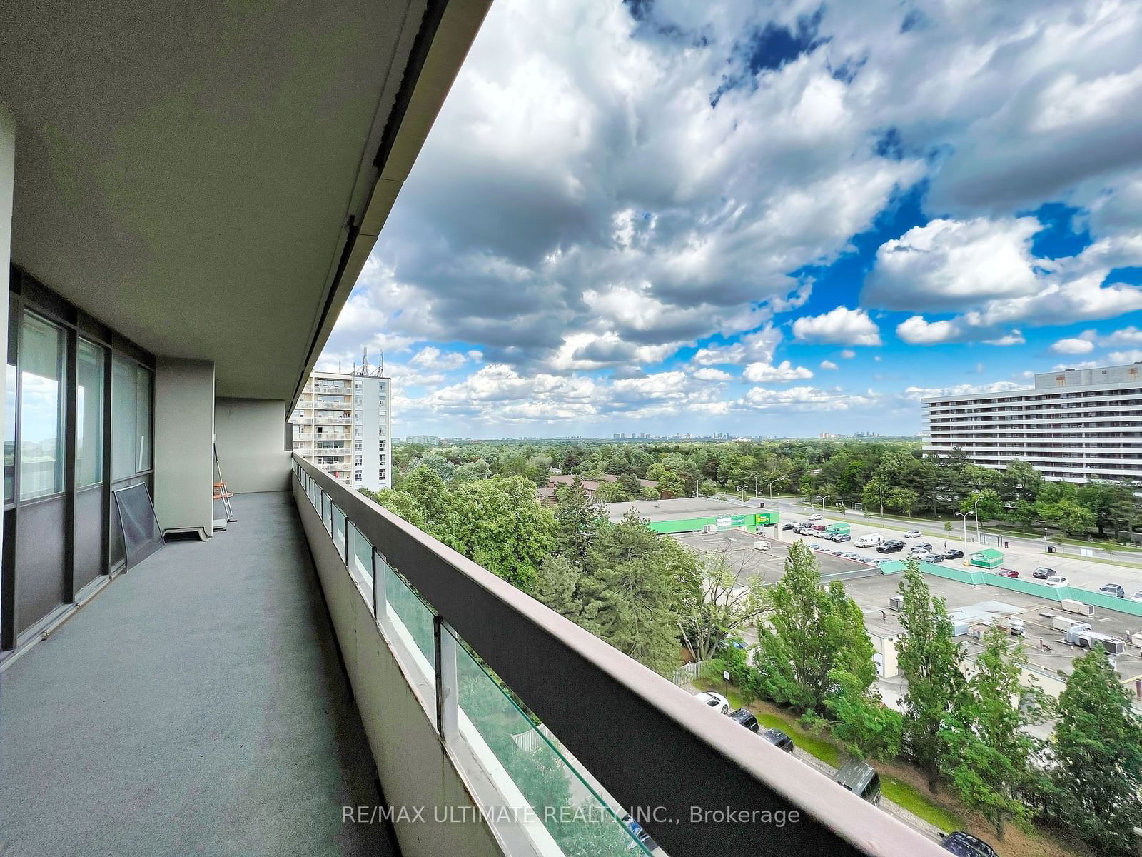 8111 Yonge St, unit 912 for sale