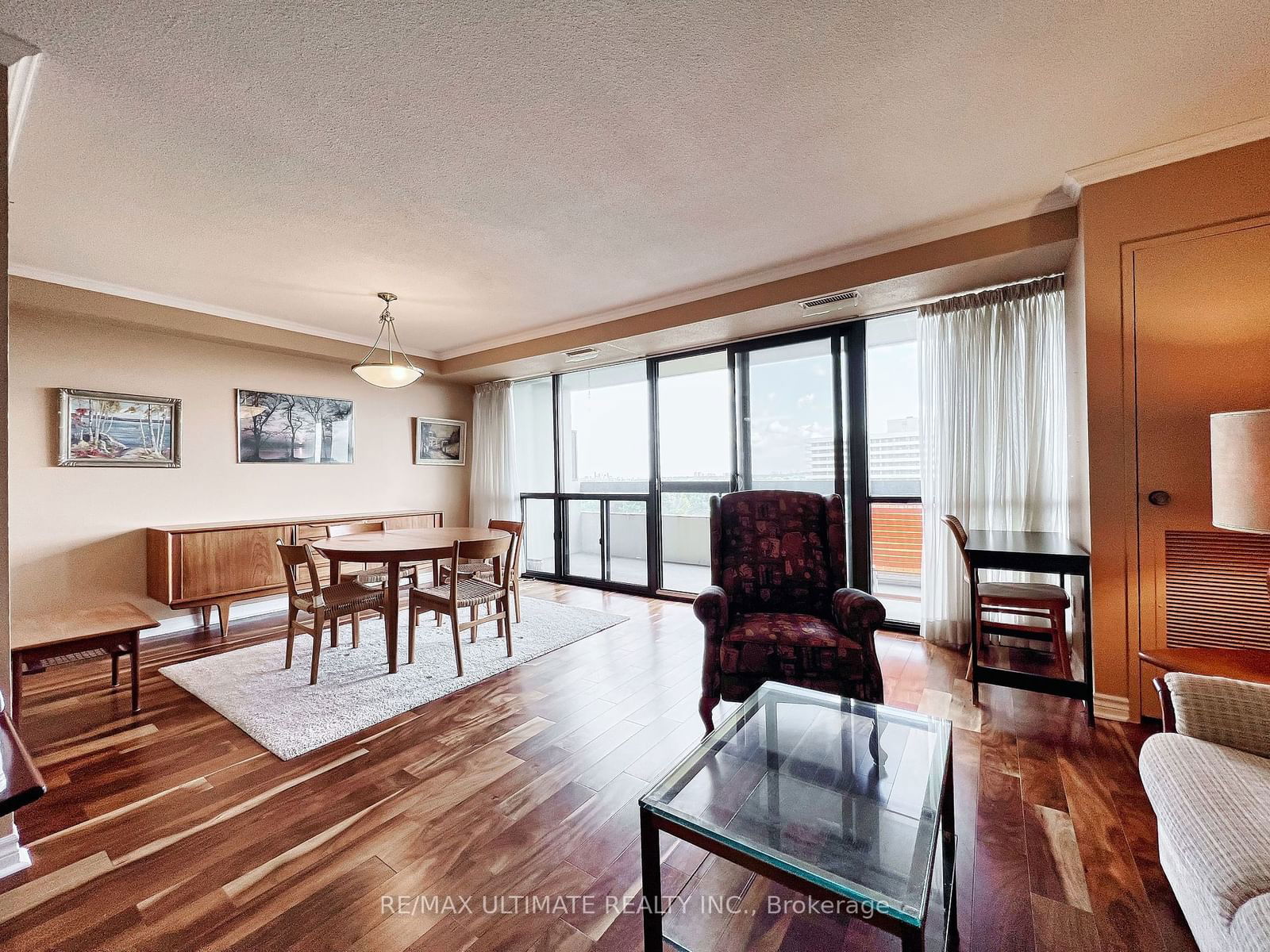 8111 Yonge St, unit 912 for sale