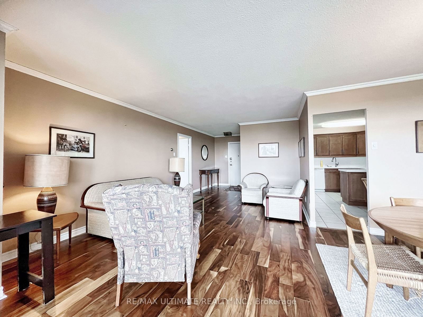 8111 Yonge St, unit 912 for sale