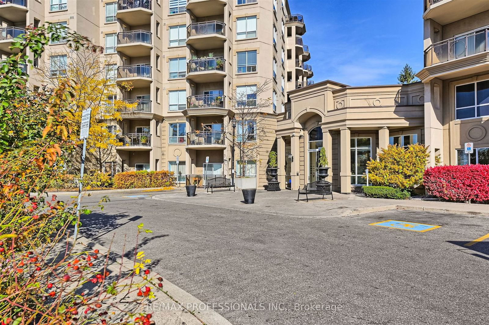 8 Maison Parc Crt, unit 217 for sale