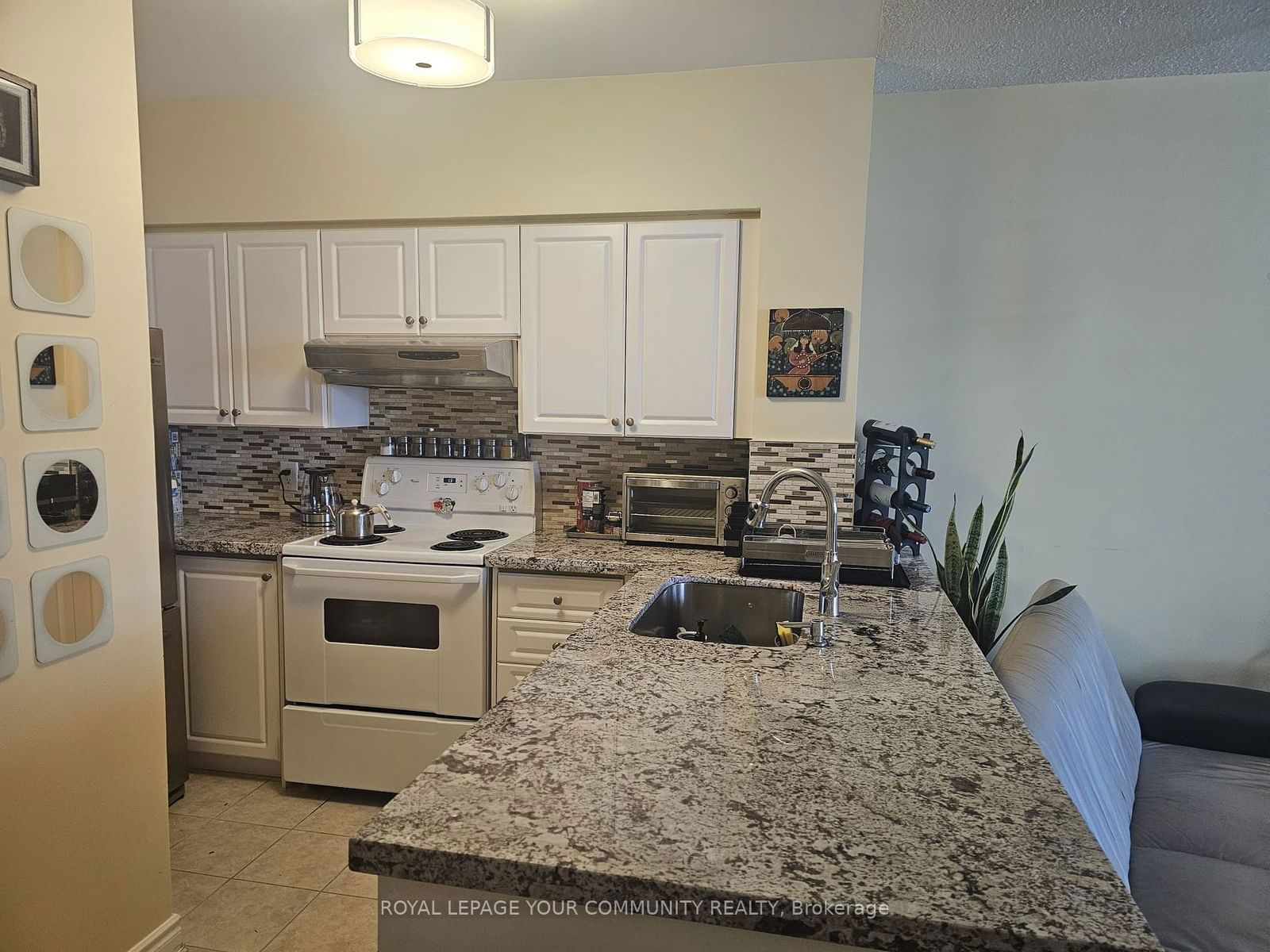 9017 Leslie St, unit 1102 for rent