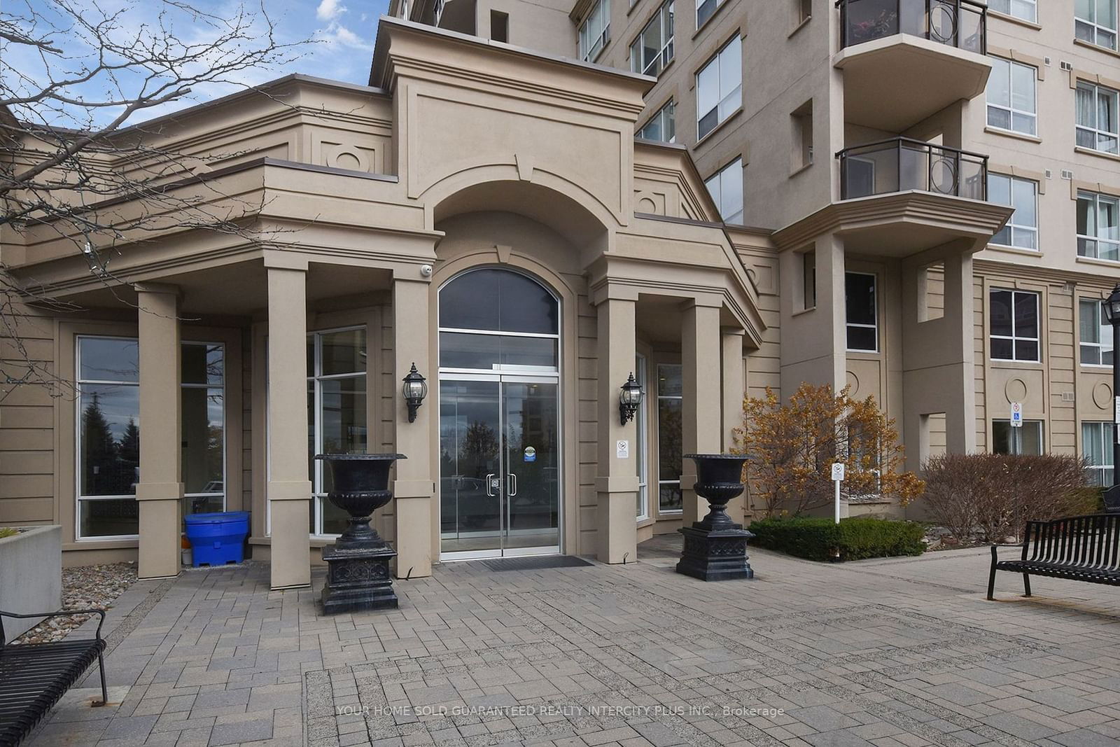 8 Maison Parc Crt, unit 321 for sale