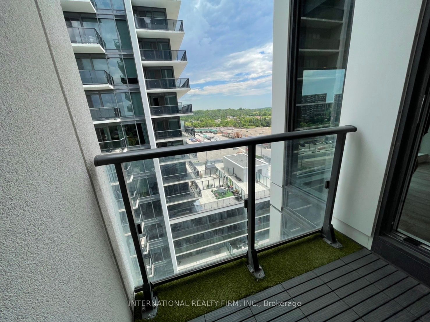 9618 Yonge St, unit 1009 for rent