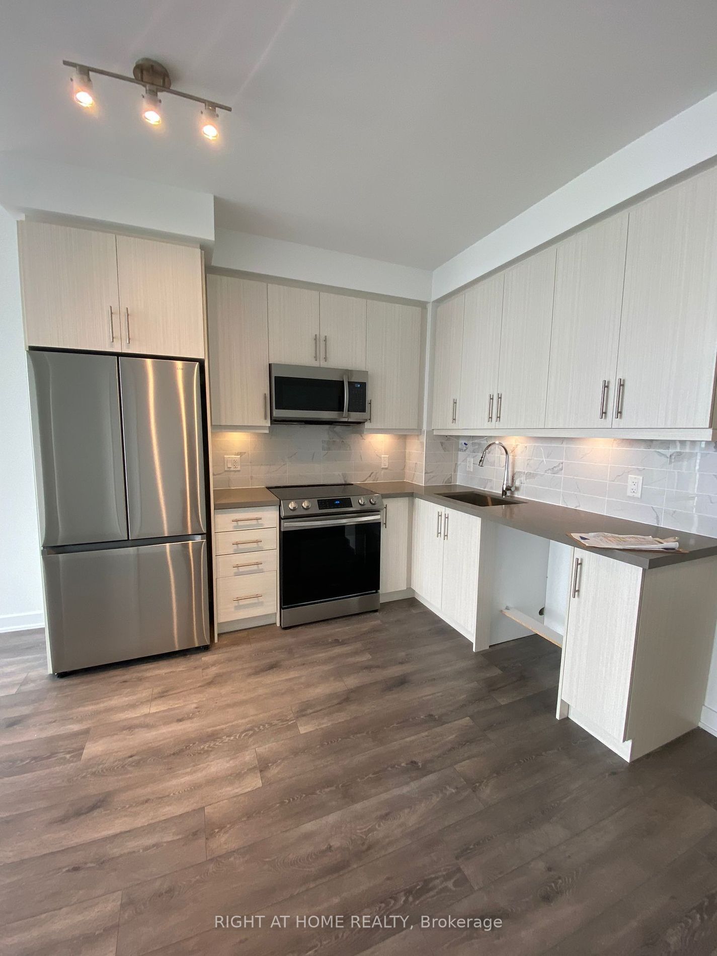 105 Oneida Cres, unit 2107 for rent