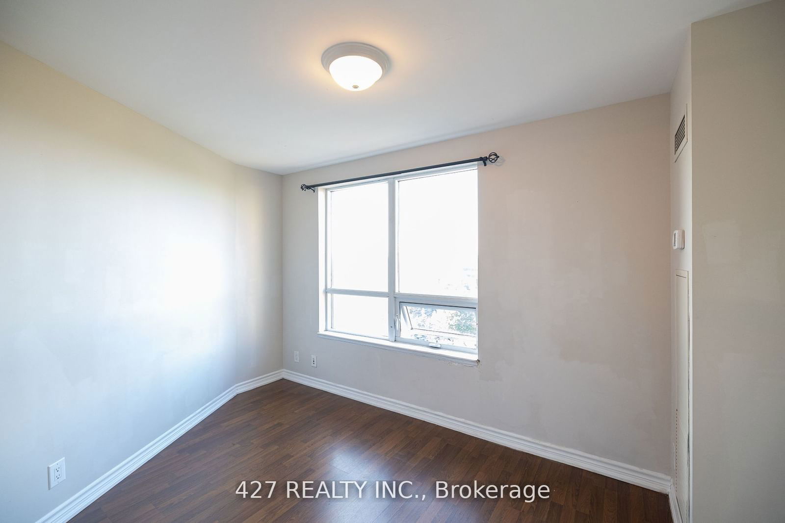 9235 Jane St, unit 815 for rent