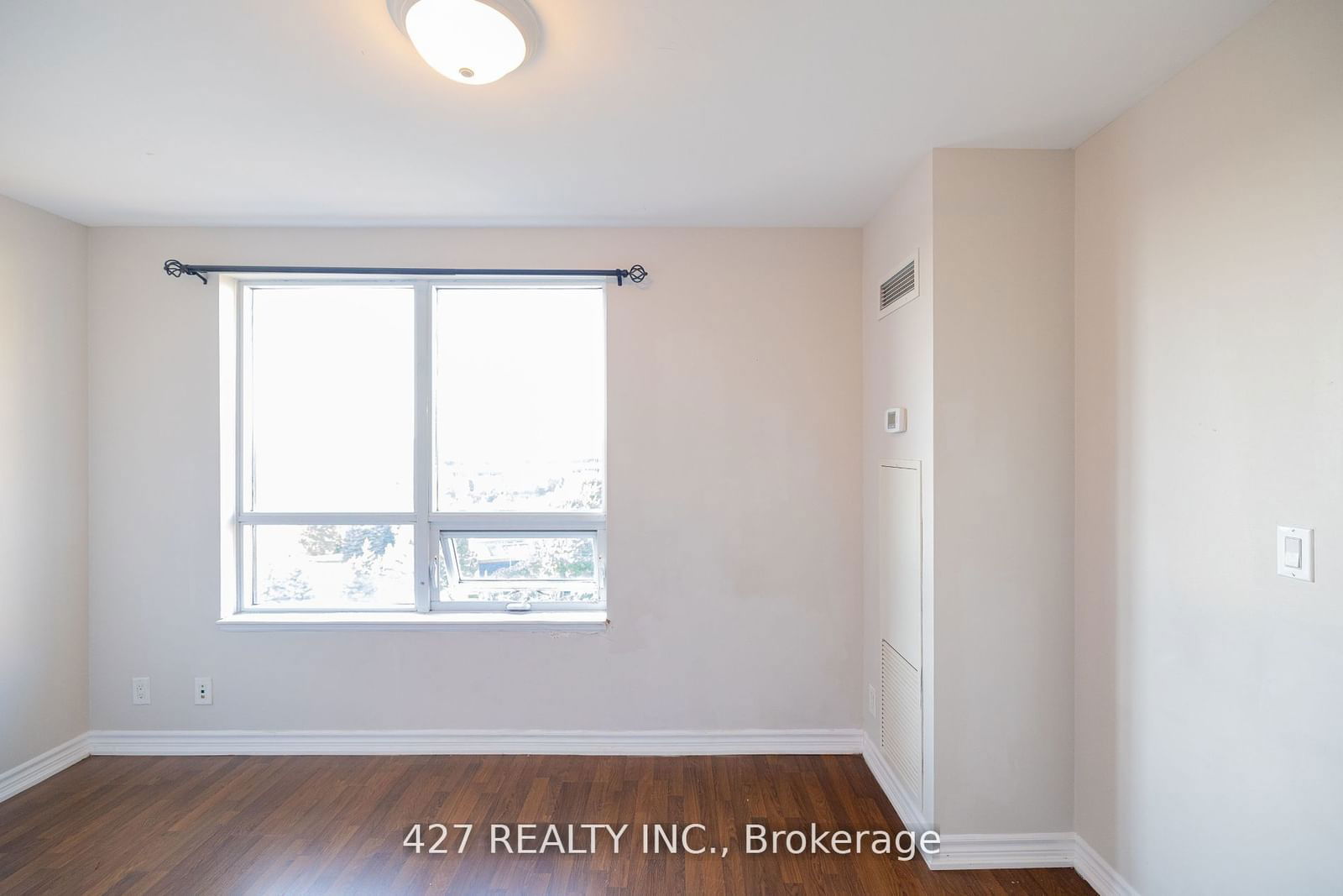 9235 Jane St, unit 815 for rent