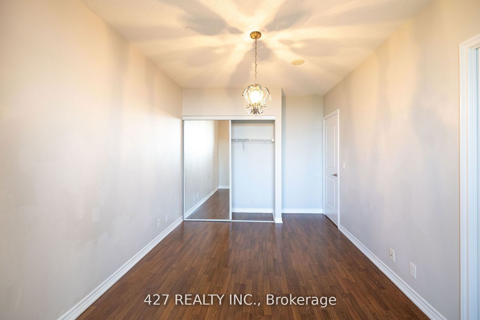 9235 Jane St, unit 815 for rent