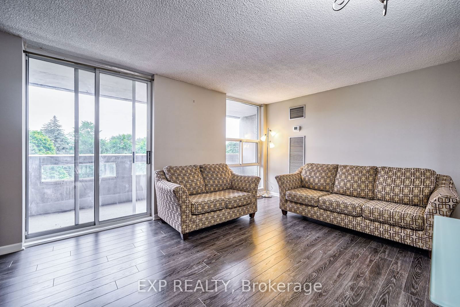 60 Inverlochy Blvd, unit 401 for sale