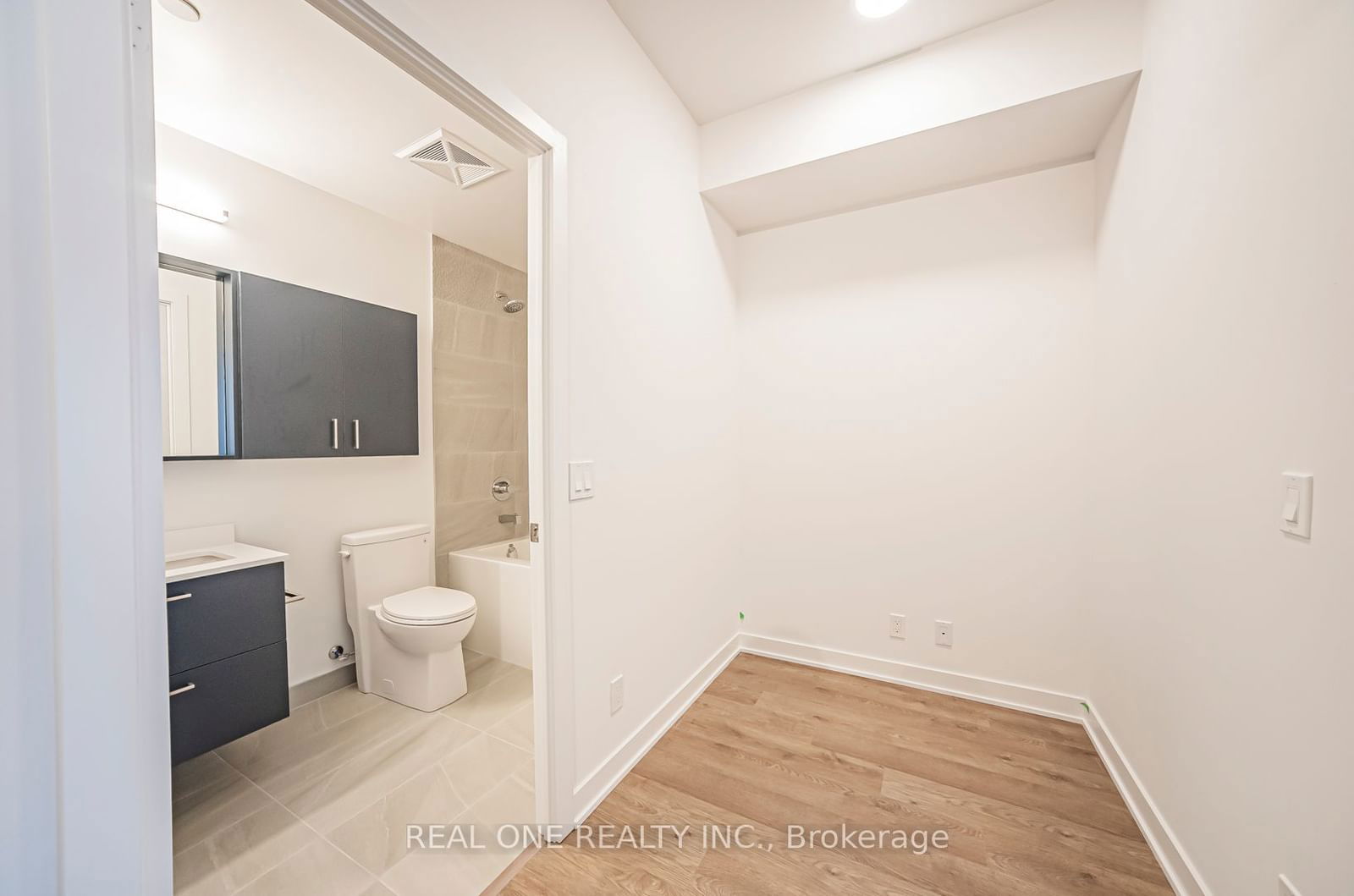 30 Upper Mall Way, unit A2606 for rent