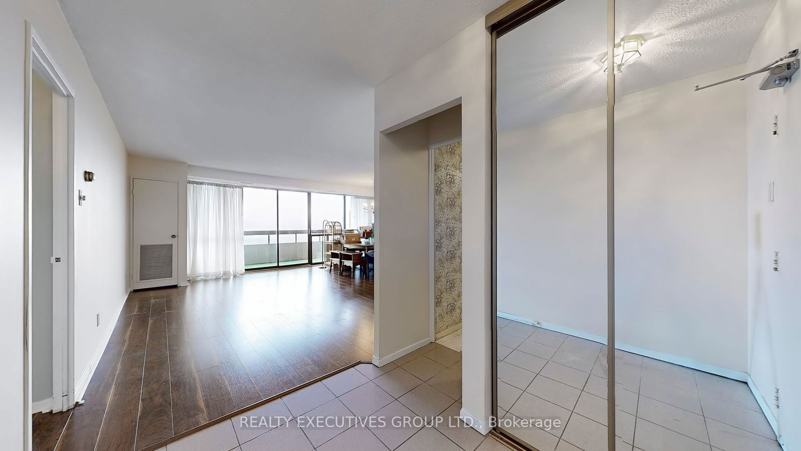 8111 Yonge St, unit 1807 for sale