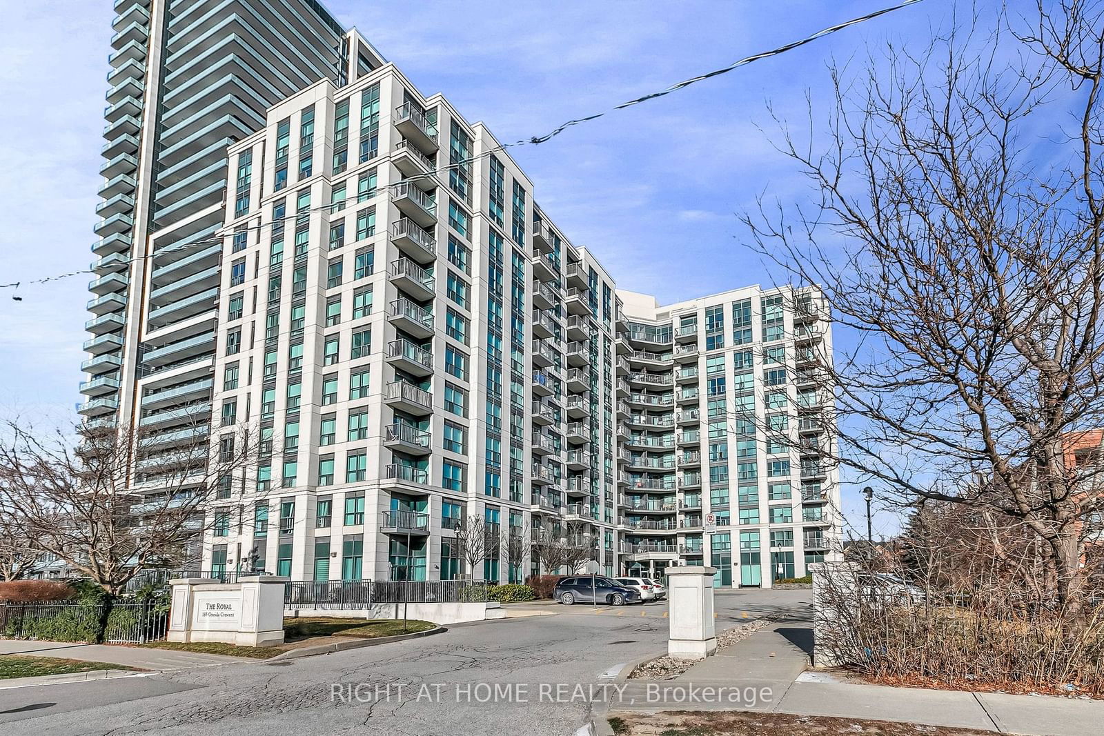 185 Oneida Cres, unit 320 for rent