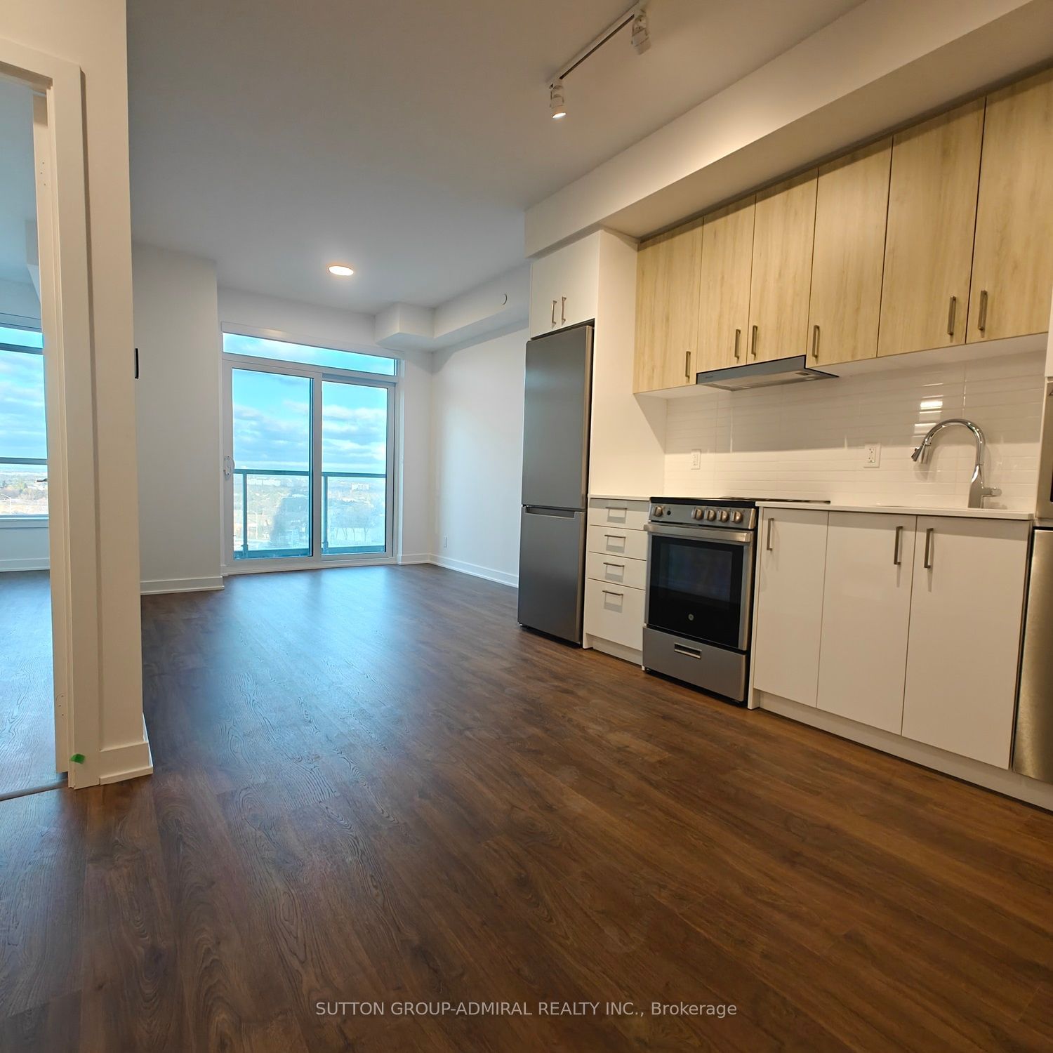 50 Upper Mall Way, unit 909 for rent