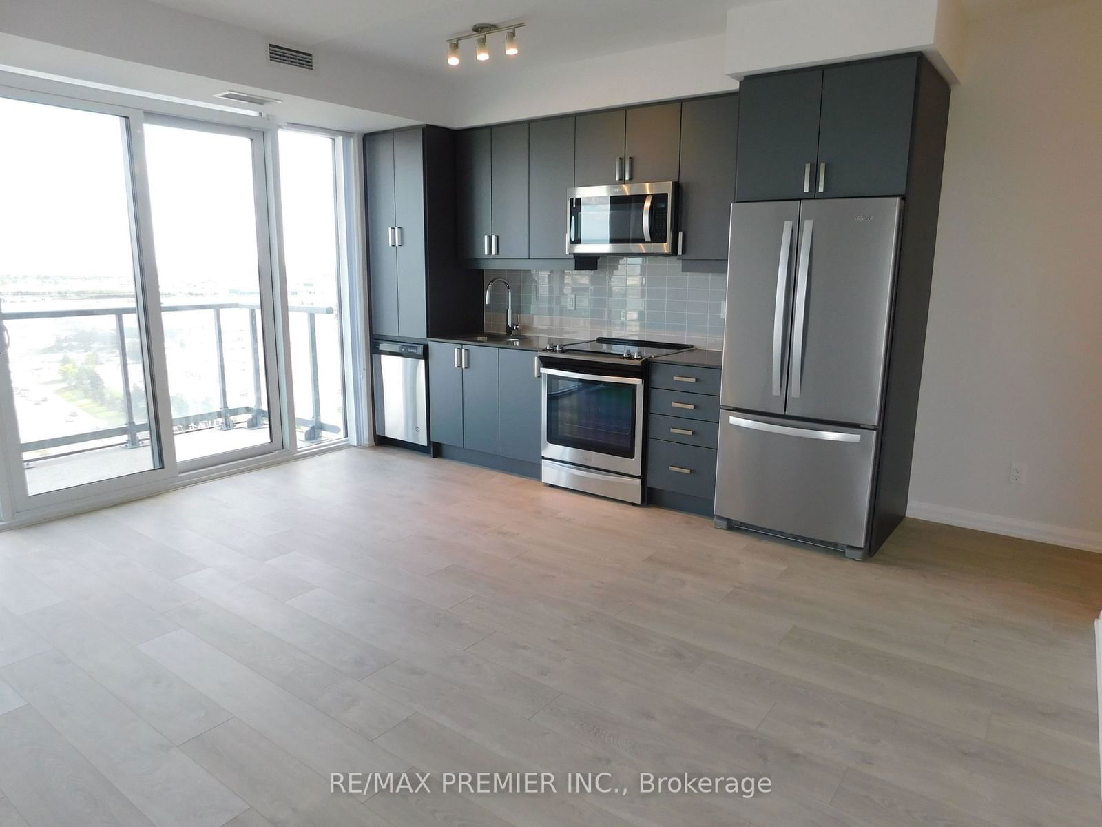 7895 Jane St, unit 1704 for rent