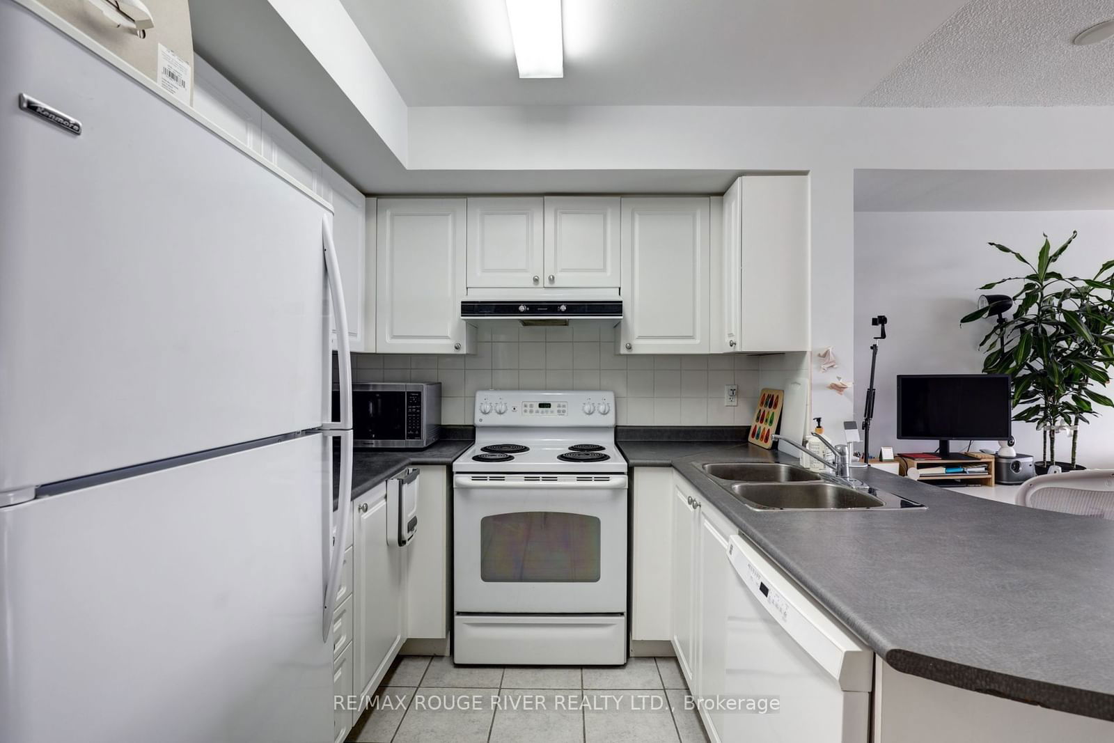 11 Oneida Cres, unit 1008 for rent