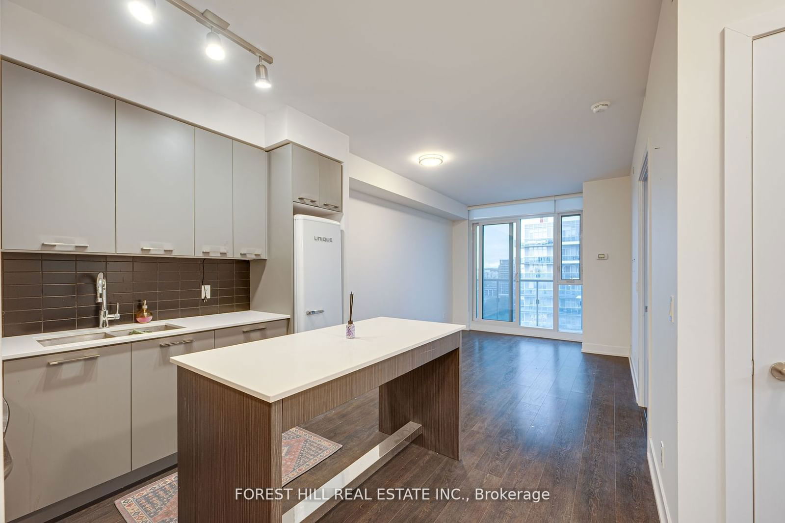 9471 Yonge St, unit 1614 for sale