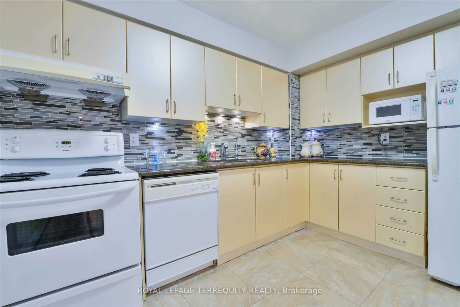 8501 Bayview Ave, unit 408 for sale