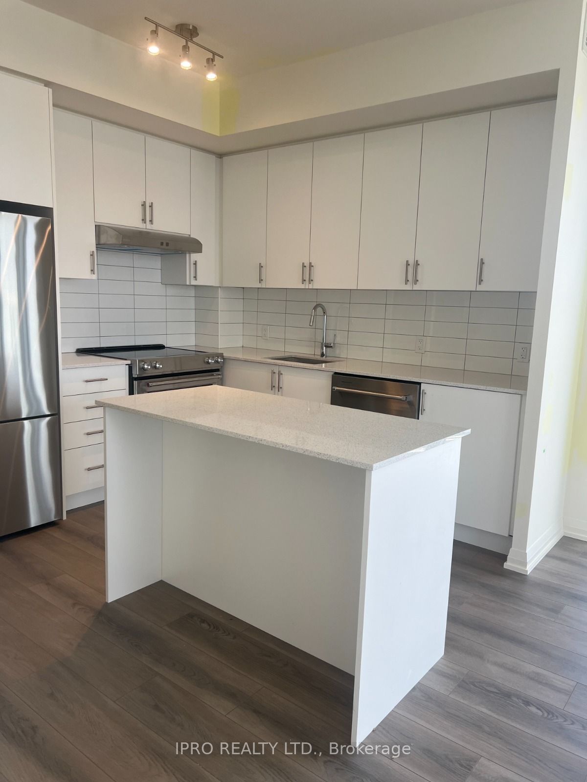 9000 Jane St, unit 327 for rent