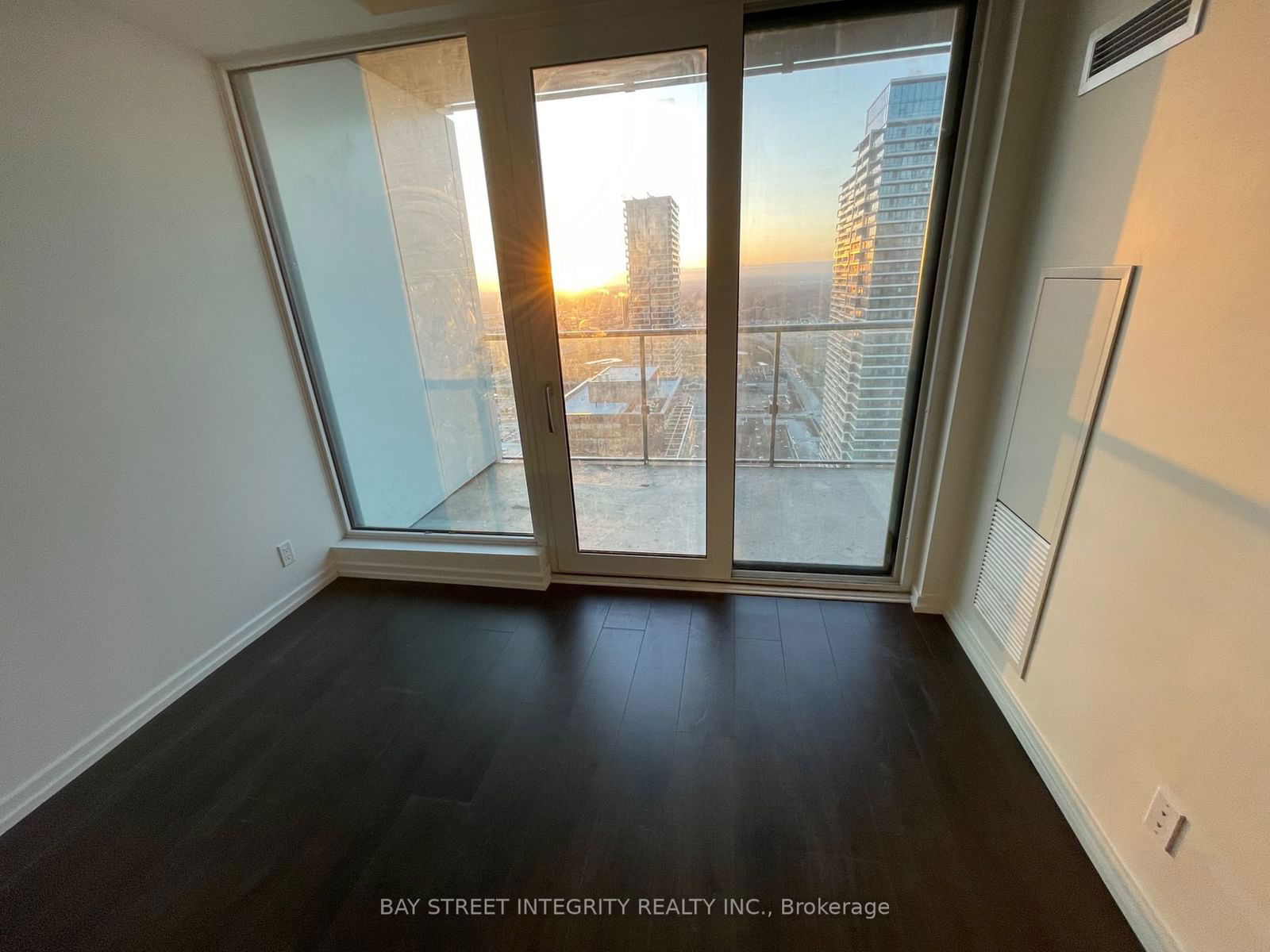 7890 Jane St, unit 5005 for rent