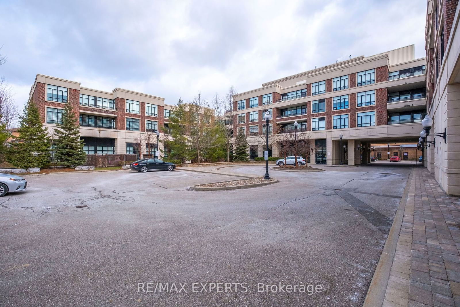 2396 Major Mackenzie Dr W, unit 103 for sale