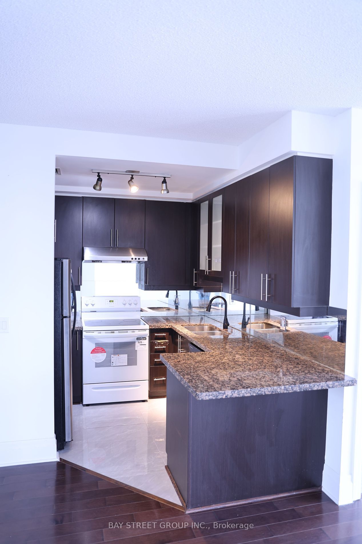 39 Upper Duke Cres, unit 416 for rent