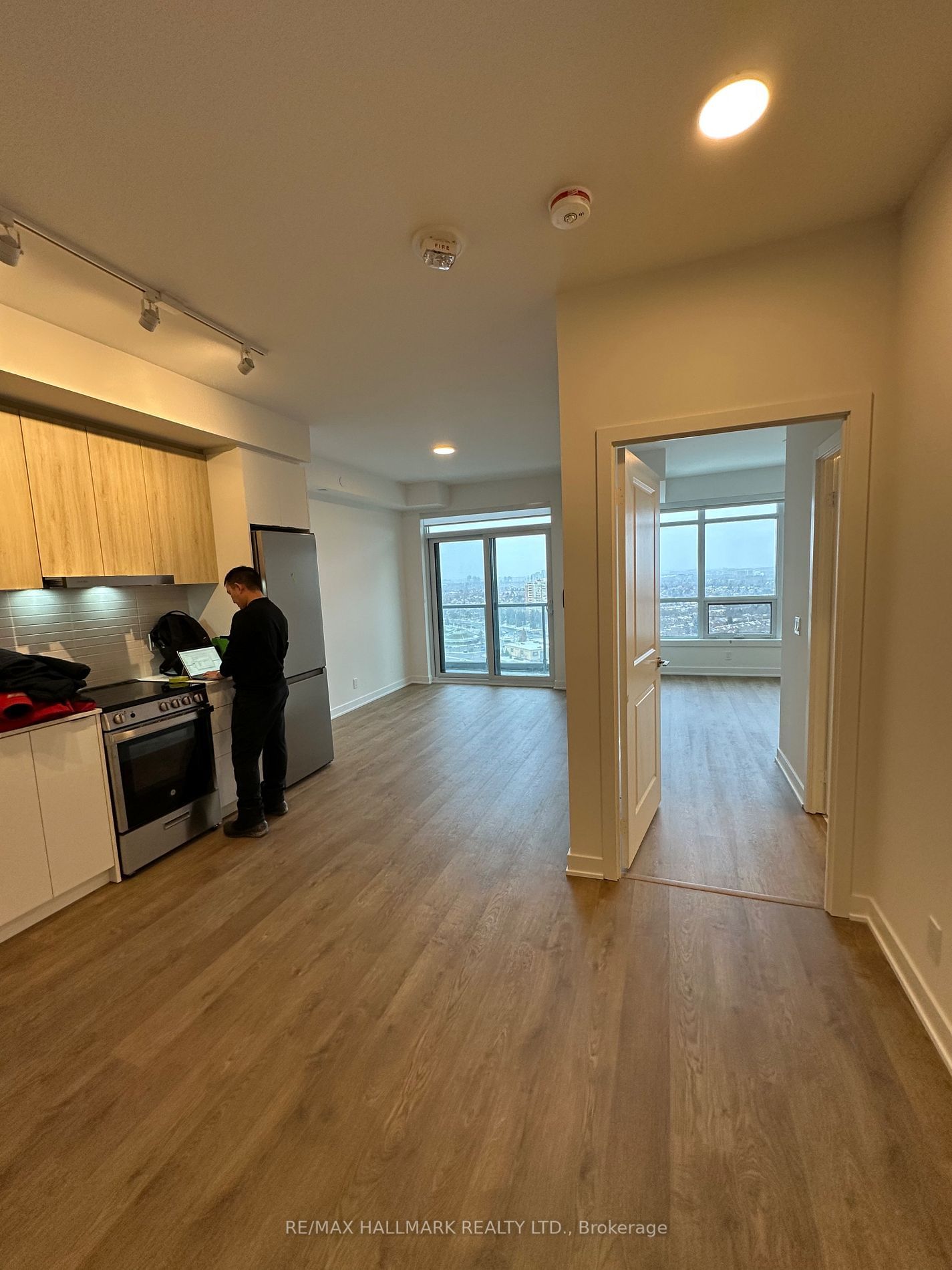 50 UPPER MALL Way, unit B-1910 for rent