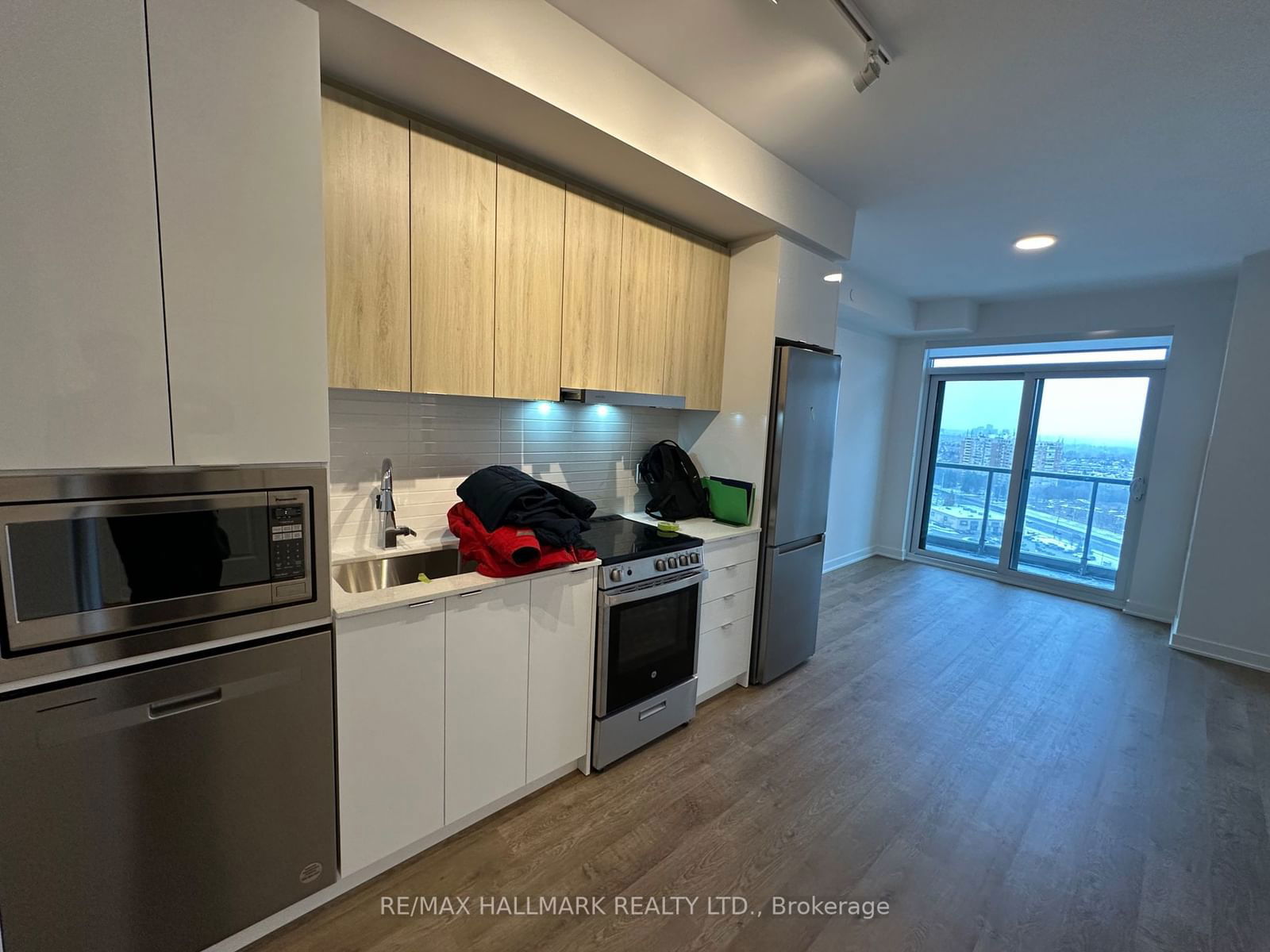 50 UPPER MALL Way, unit B-1910 for rent