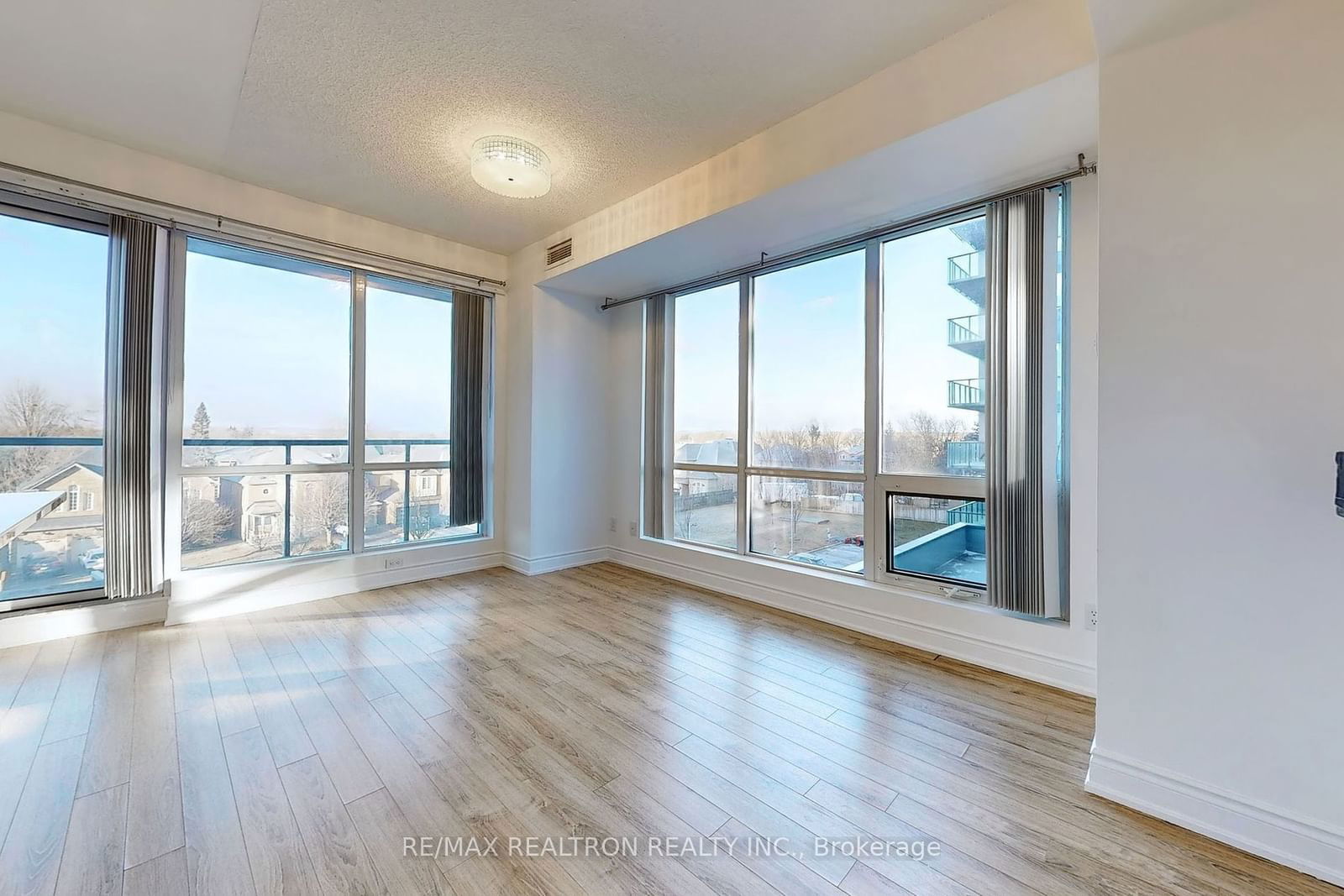 9088 Yonge St, unit 302A for sale