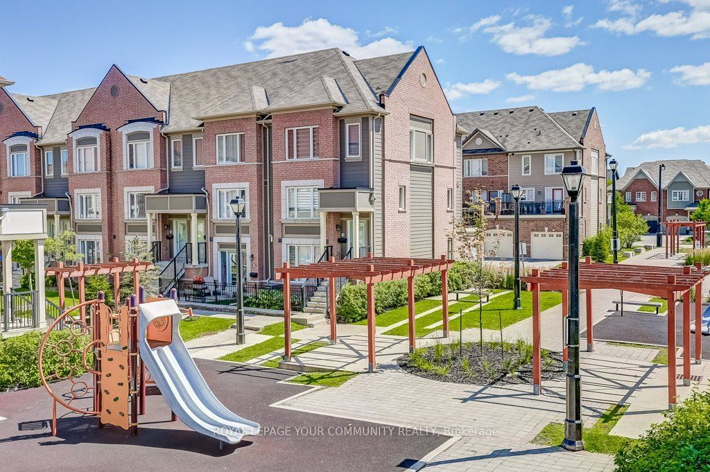 First Home Aurora Townhomes, Aurora, Toronto