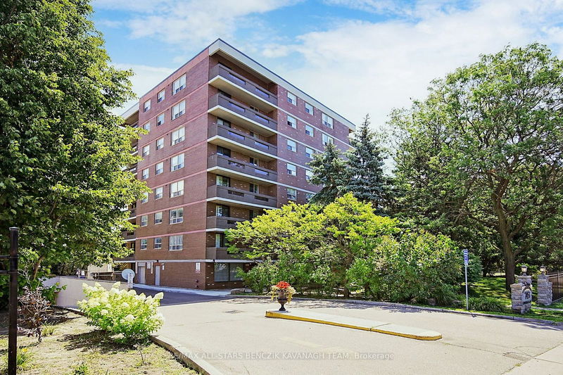 7451 Yonge St, unit 801 for rent