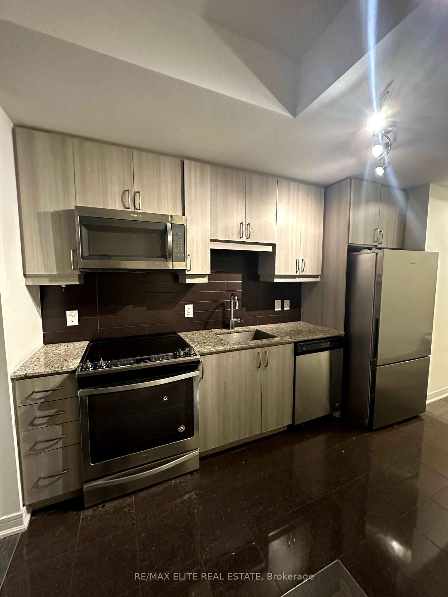 9199 Yonge St, unit 207 for rent