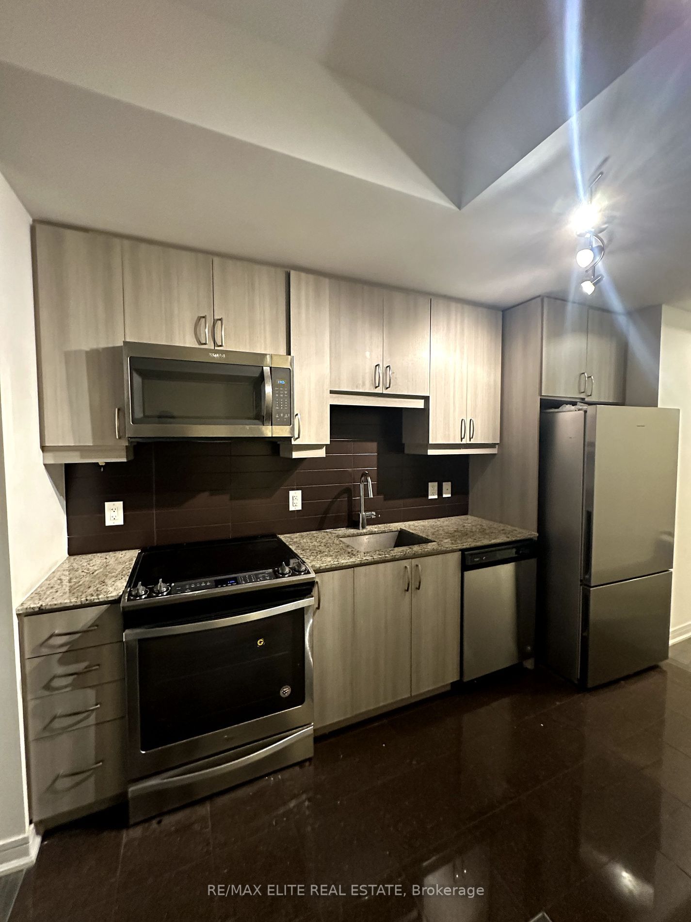 9199 Yonge St, unit 207 for rent