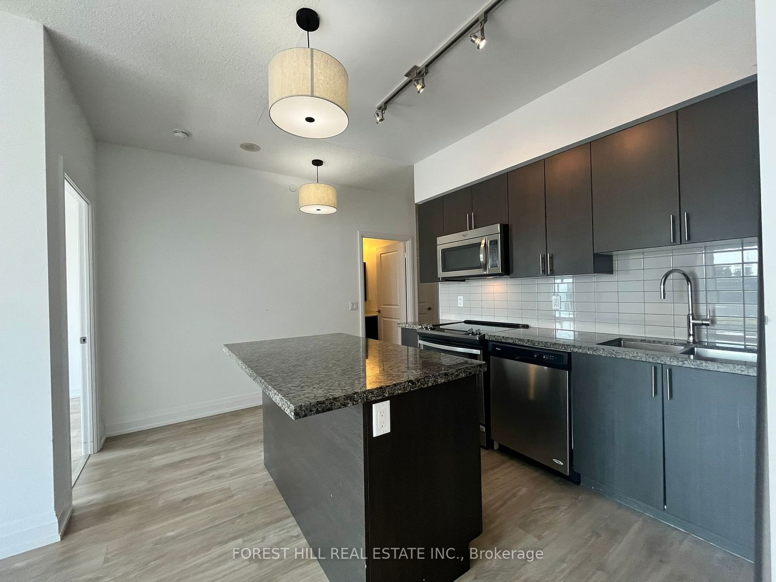 7890 Bathurst St, unit 201 for rent