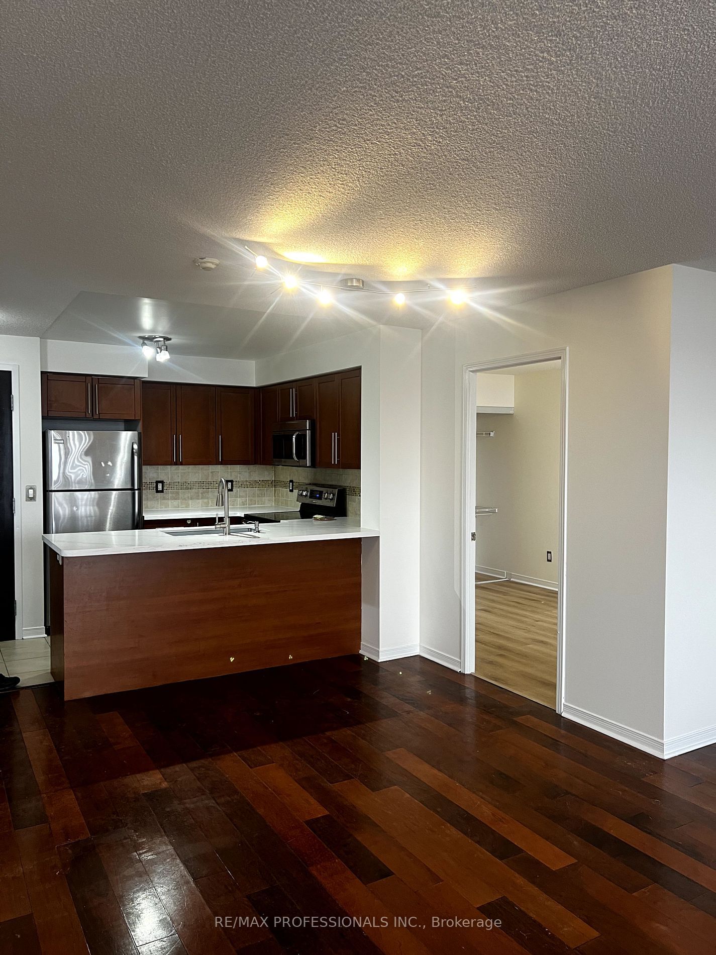 75 King William Cres, unit 711 for rent