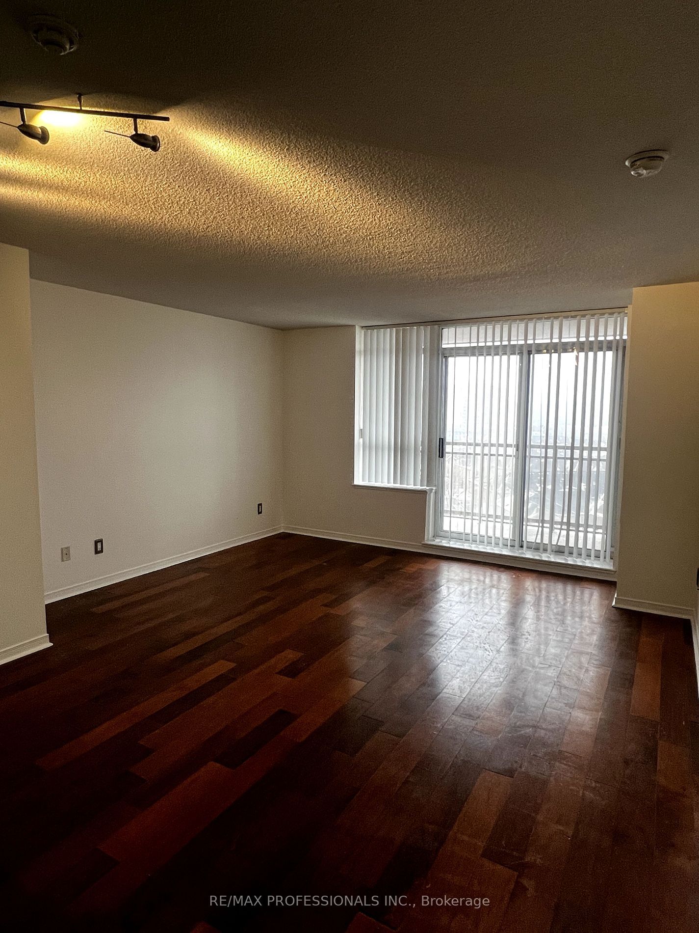 75 King William Cres, unit 711 for rent