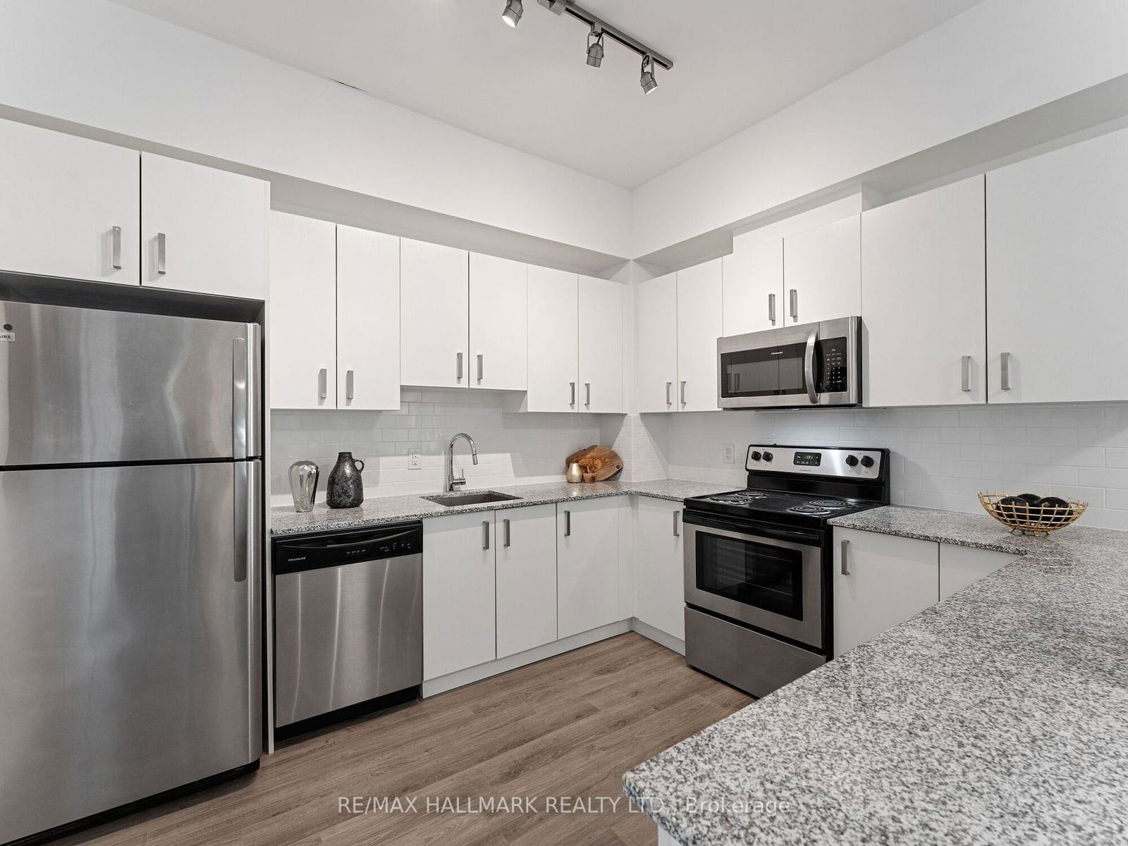 11611 Yonge St, unit 607 for rent