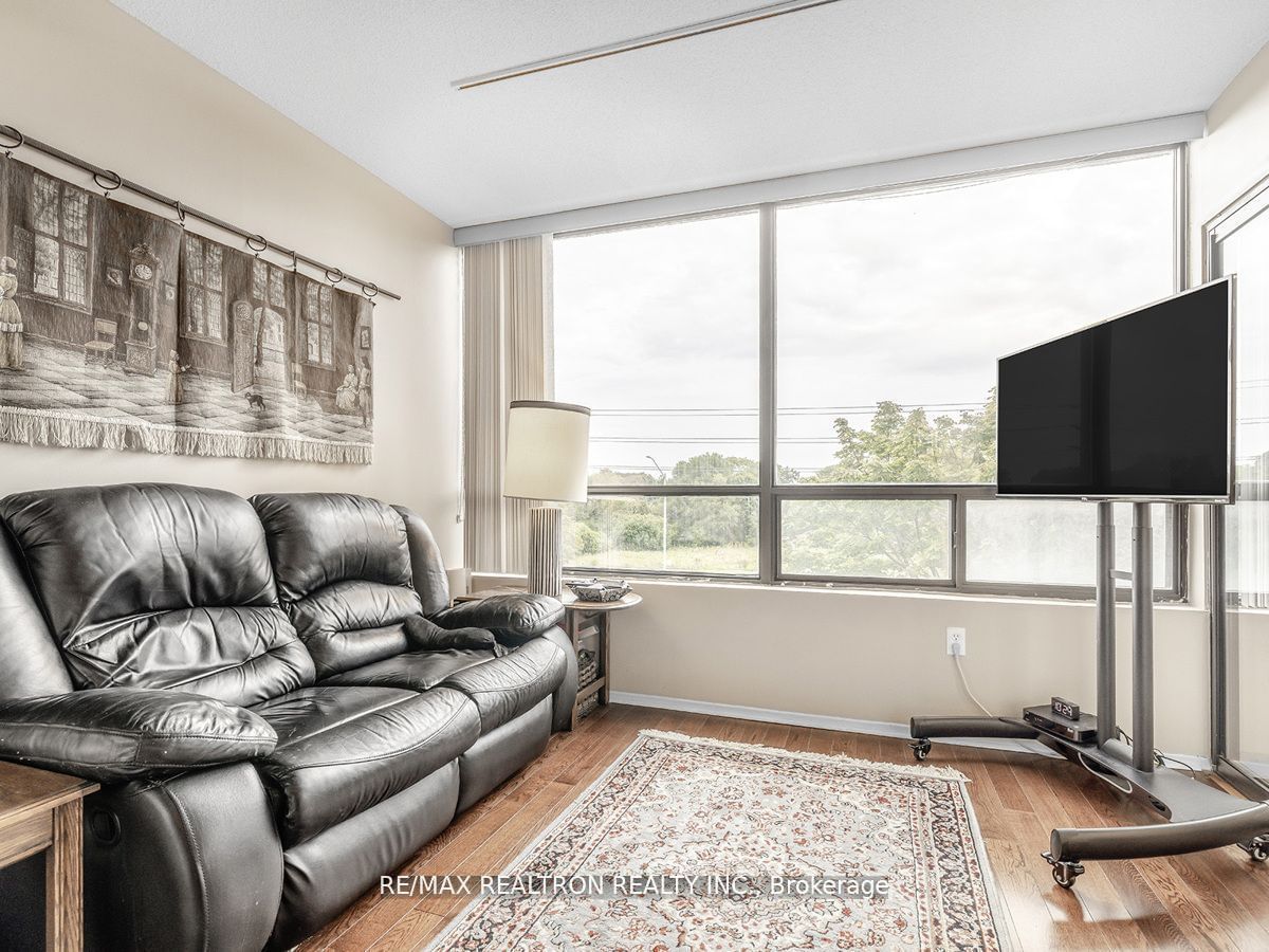 7460 Bathurst St, unit 407 for sale