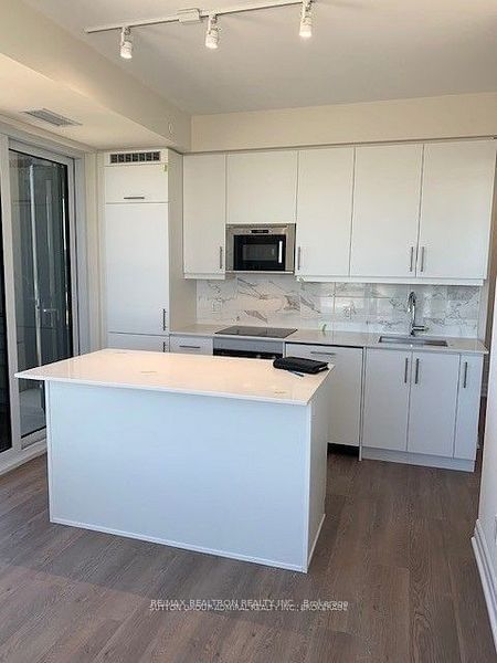 9085 Jane St, unit 515 for rent