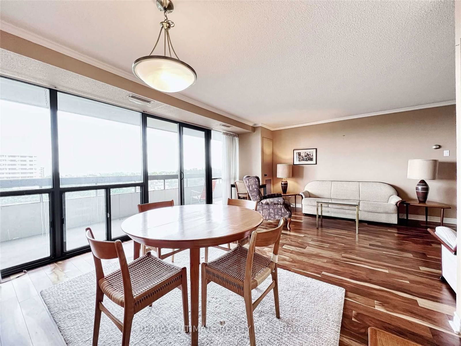 8111 Yonge St, unit 912 for sale