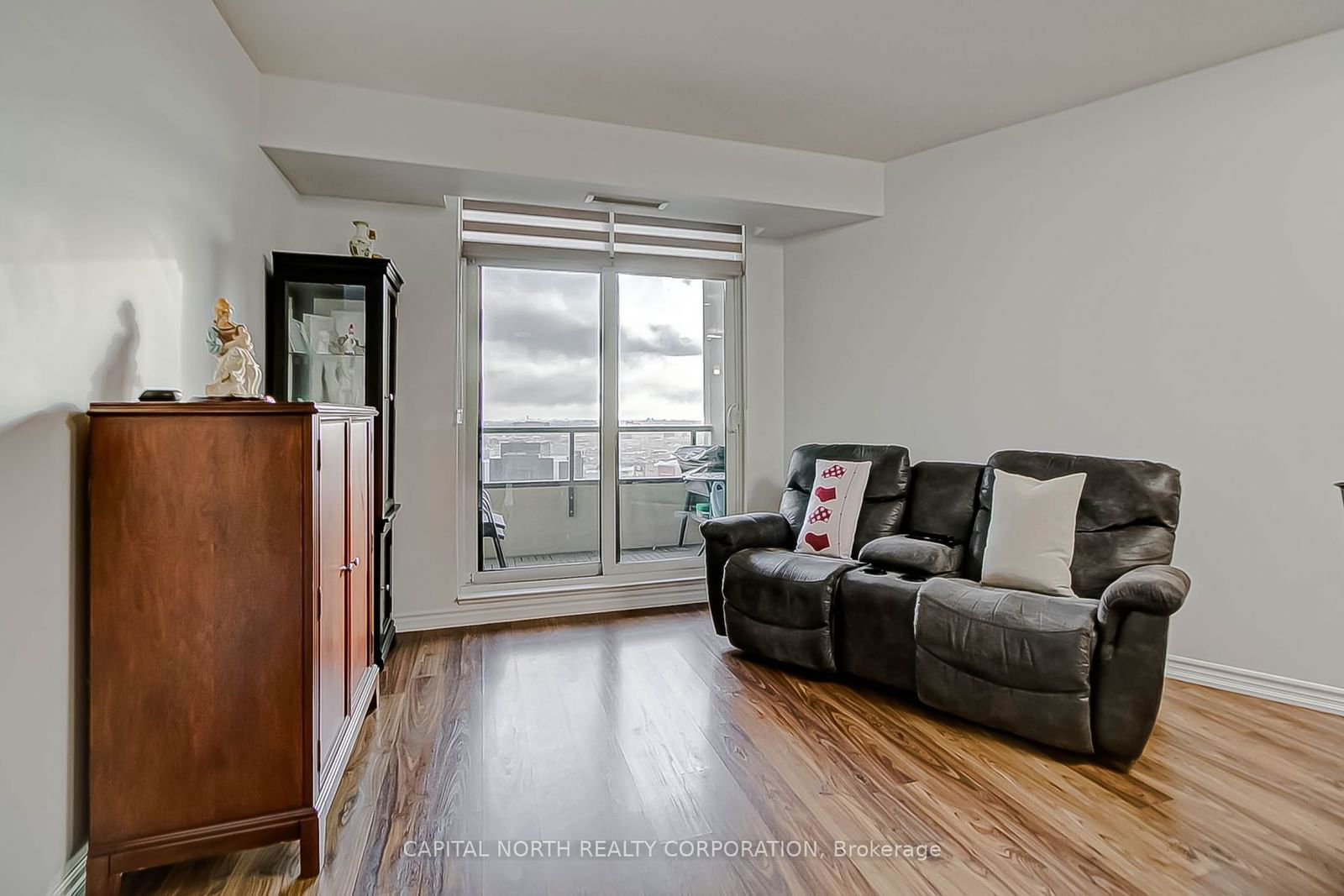 9235 Jane St, unit 1110 for sale