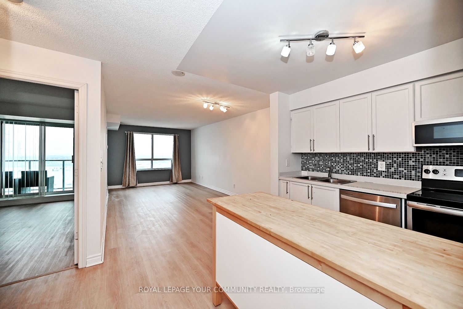 23 Oneida Cres, unit 1206 for sale