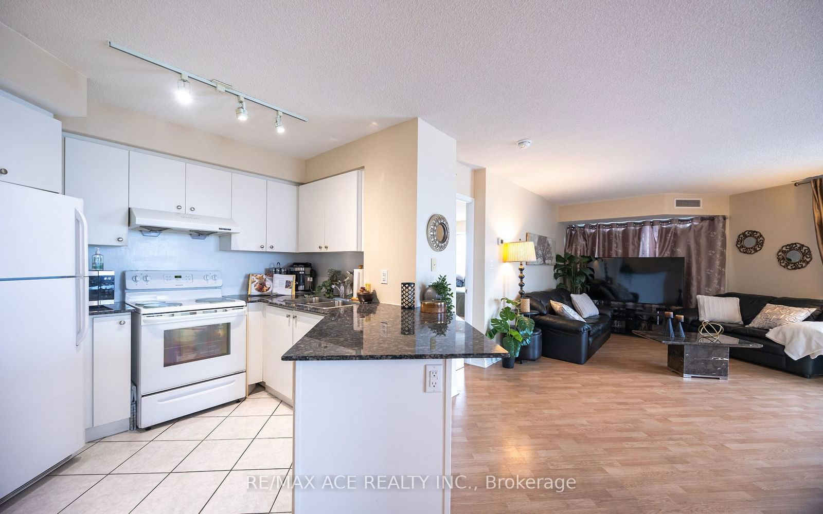 4600 Steeles Ave E, unit 601 for sale