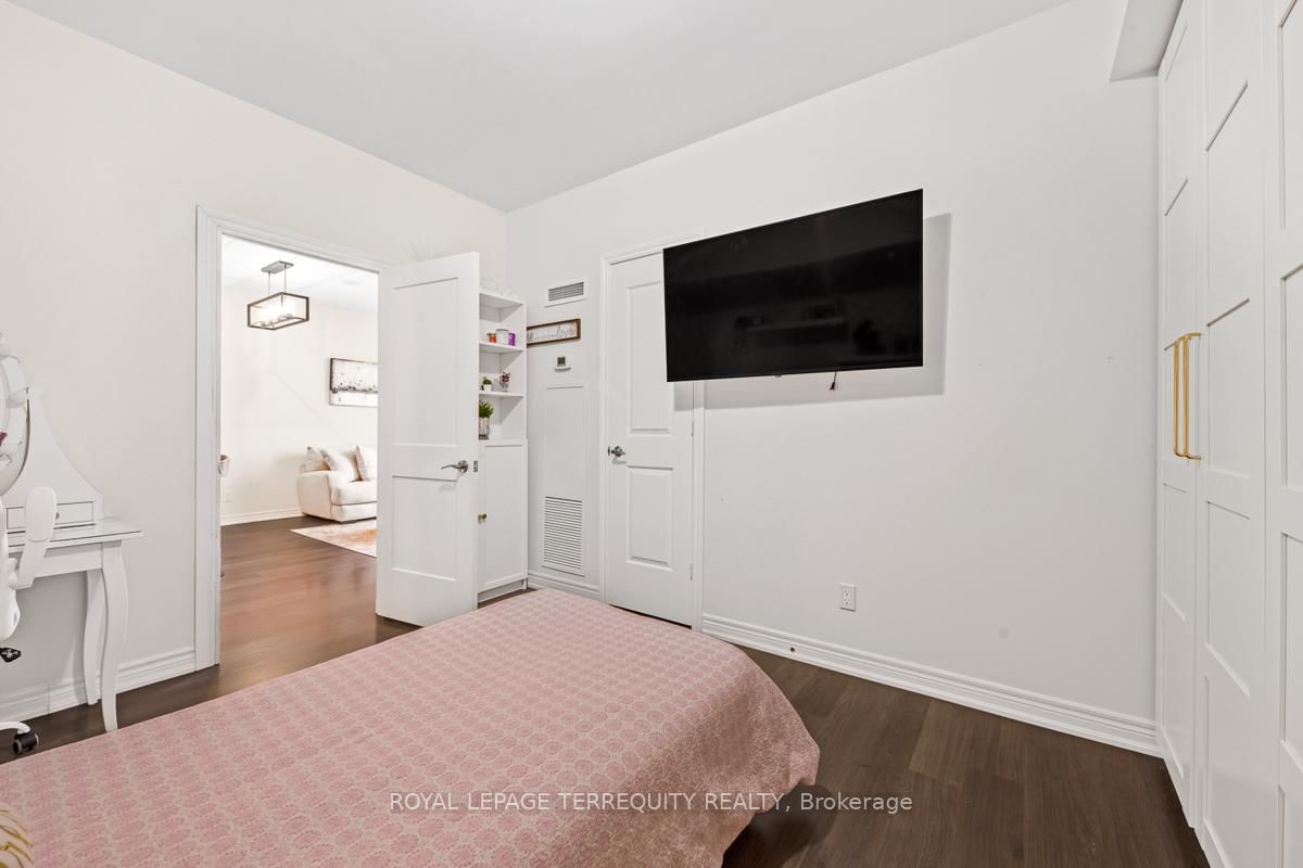 9245 Jane St, unit 1015 for sale