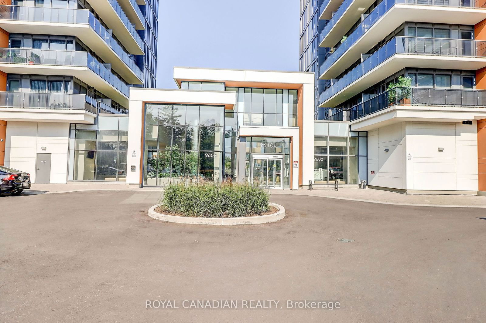 9608 yonge St, unit 208 for sale