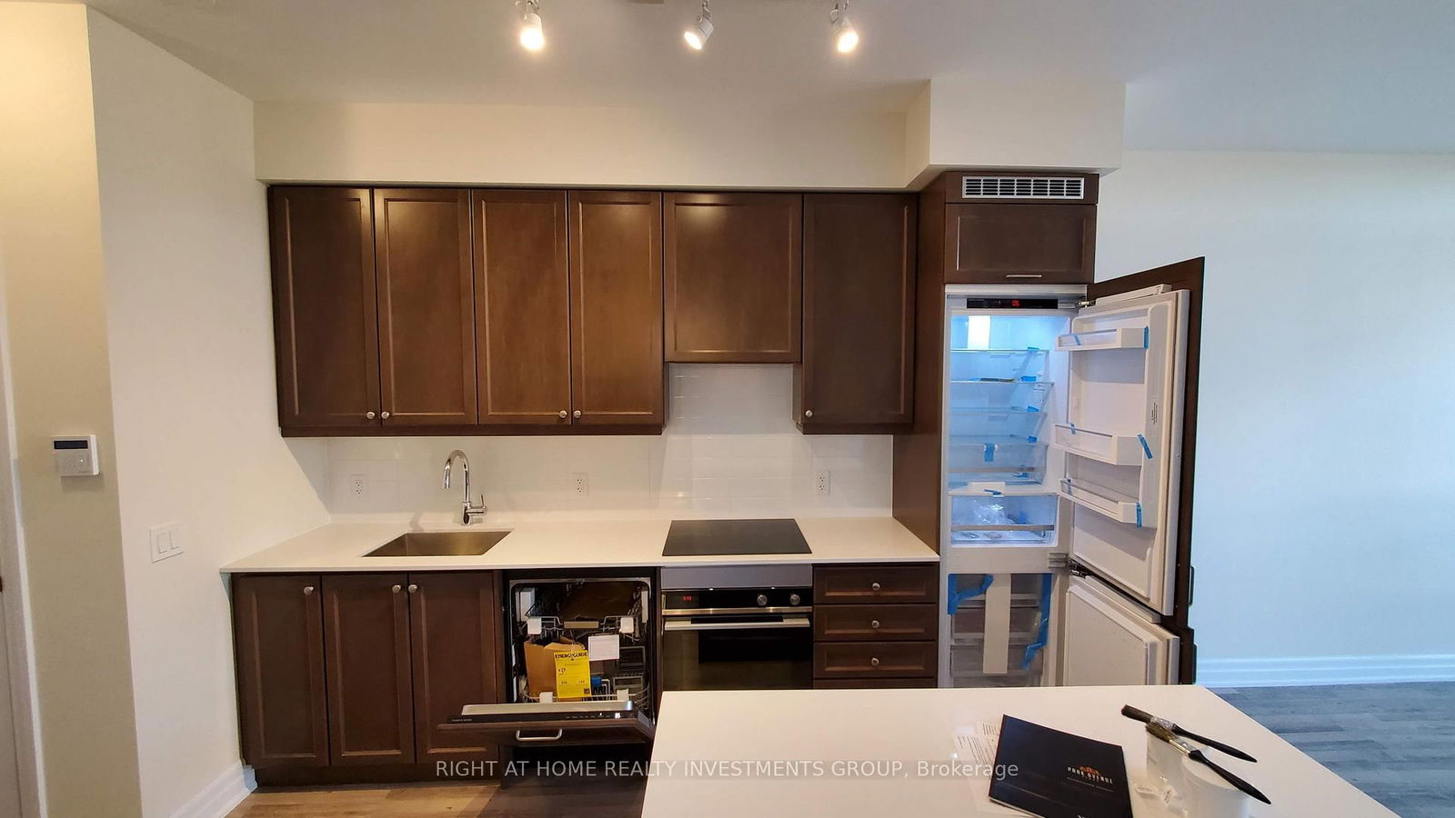 9085 Jane St, unit 1003 for rent