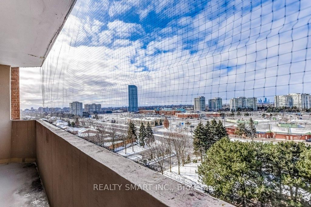 7601 Bathurst St, unit 806 for rent