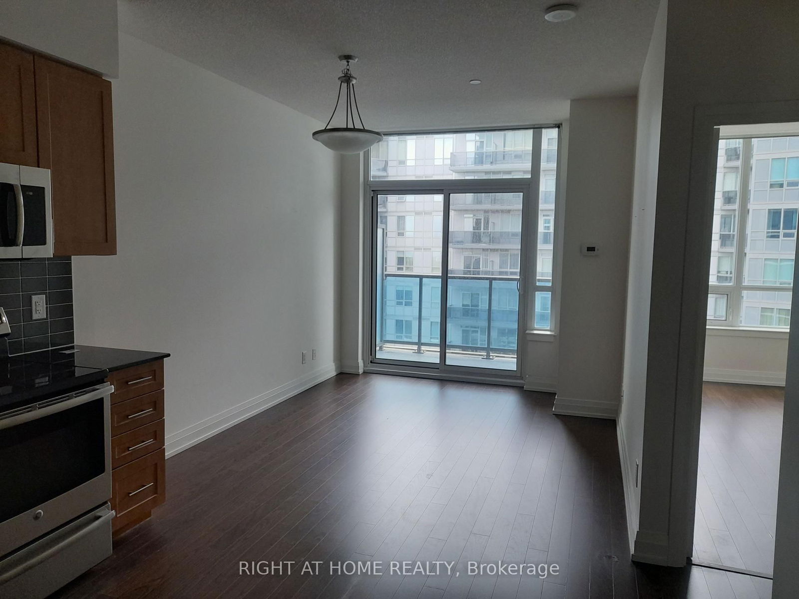 7165 Yonge St, unit 832 for rent