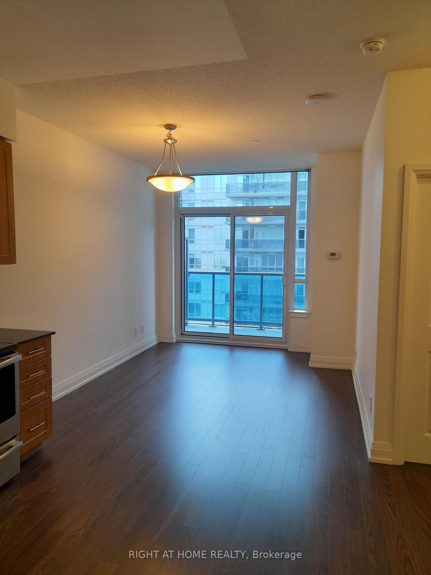 7165 Yonge St, unit 832 for rent