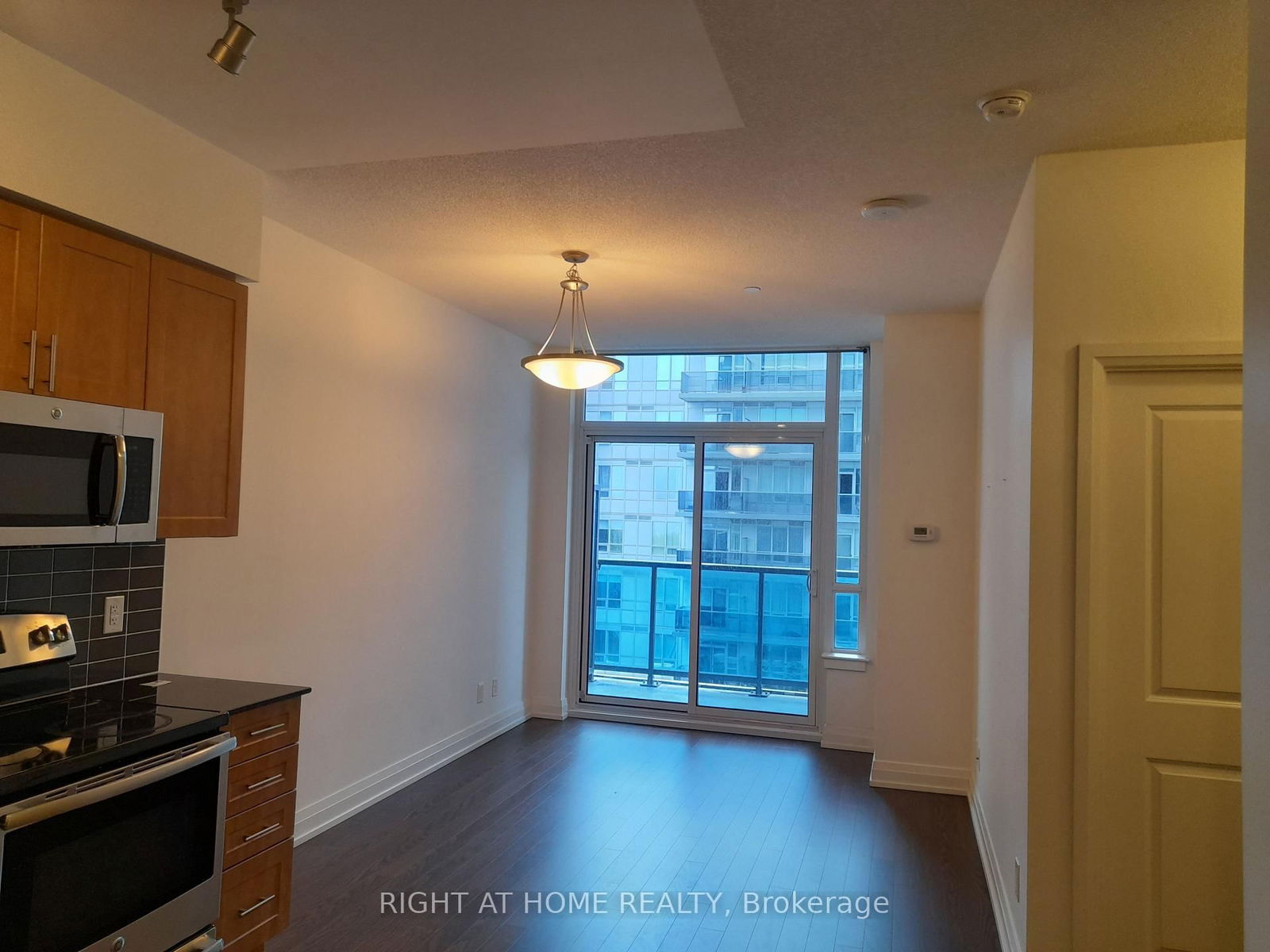 7165 Yonge St, unit 832 for rent