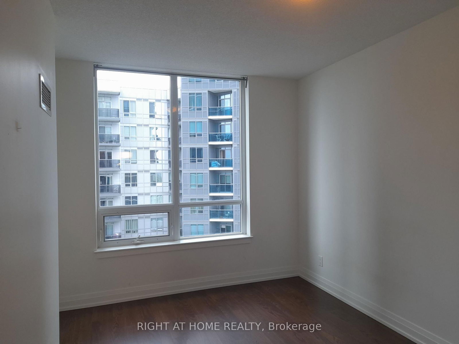 7165 Yonge St, unit 832 for rent